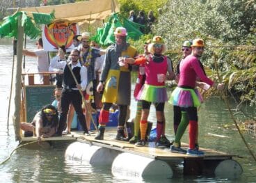 Embarcaciones temáticas en el rio Bullent