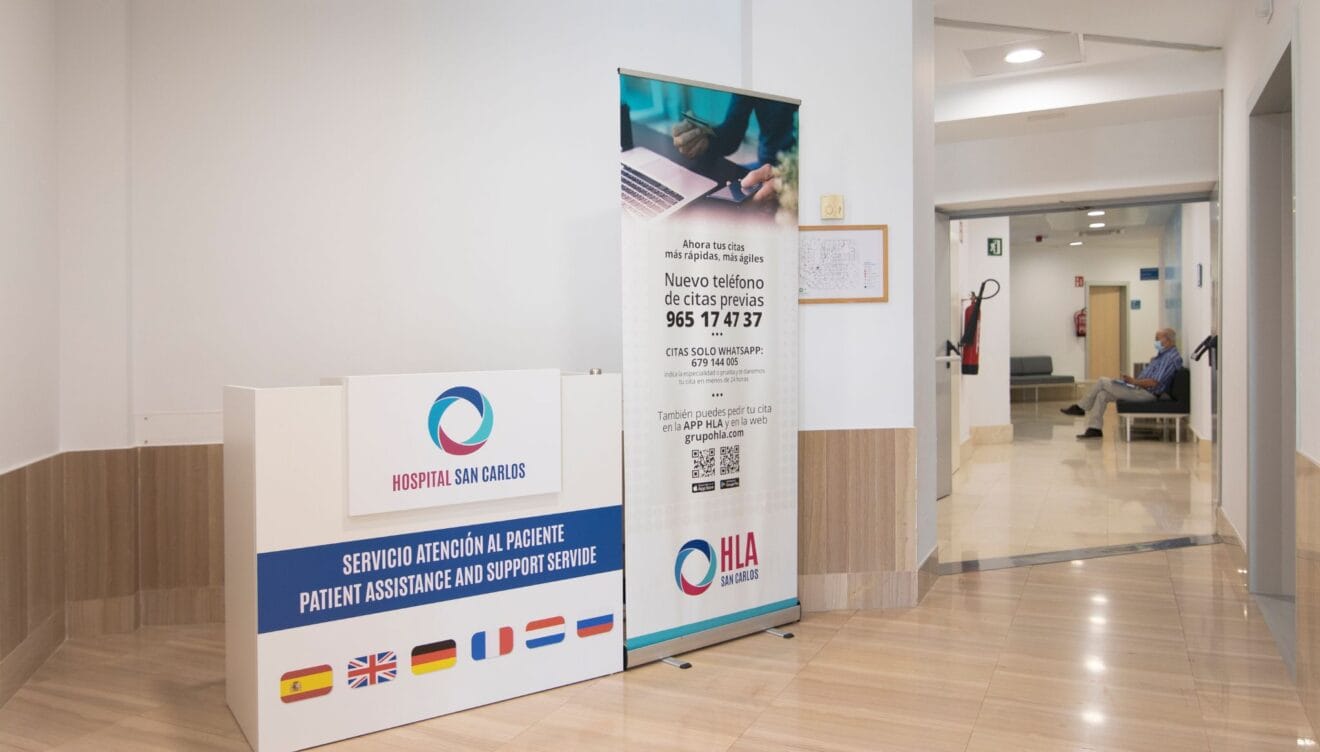 Espacios comunes modernos en hospital HLA San Carlos