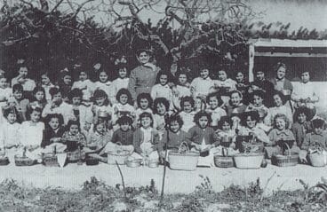 Grupo de alumnas del colegio Cervantes celebrando el dia de la Crosta en 1953 – Arxiu Municipal de Pego