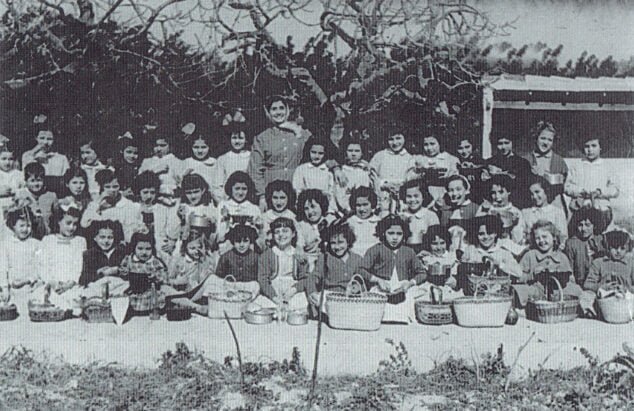 Imagen: Grupo de alumnas del colegio Cervantes celebrando el dia de la Crosta en 1953 - Arxiu Municipal de Pego