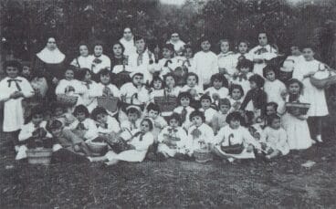 Grupo de alumnas del colegio de las Franciscanas el dia de la Crosta en 1935 – Arxiu Municipal de Pego