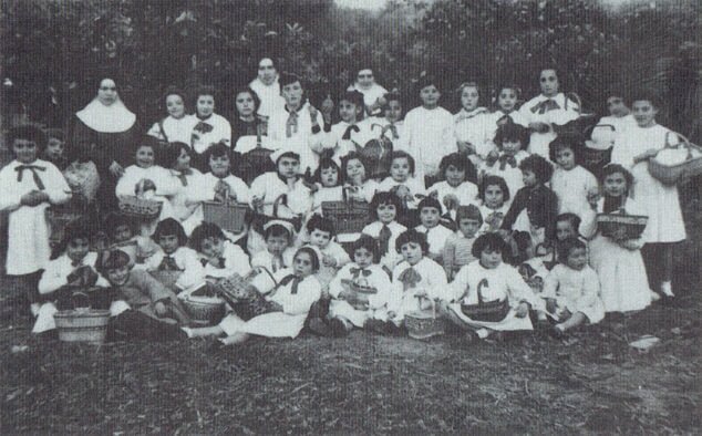 Imagen: Grupo de alumnas del colegio de las Franciscanas el dia de la Crosta en 1935 - Arxiu Municipal de Pego