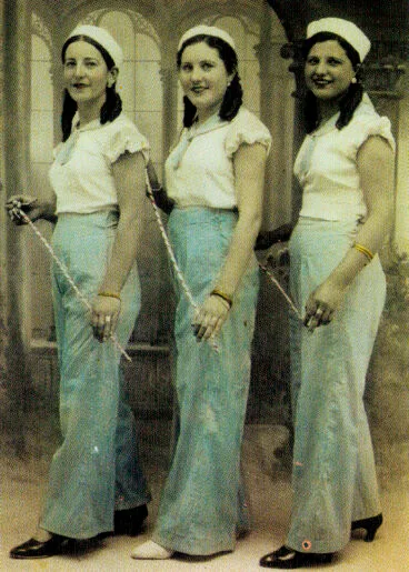 Grupo de amigas disfrazadas en 1933 – Arxiu Municipal de Pego