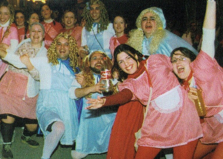 Grupo de amigos en los carnavales de Pego de 2003 - Arxiu Municipal de Pego