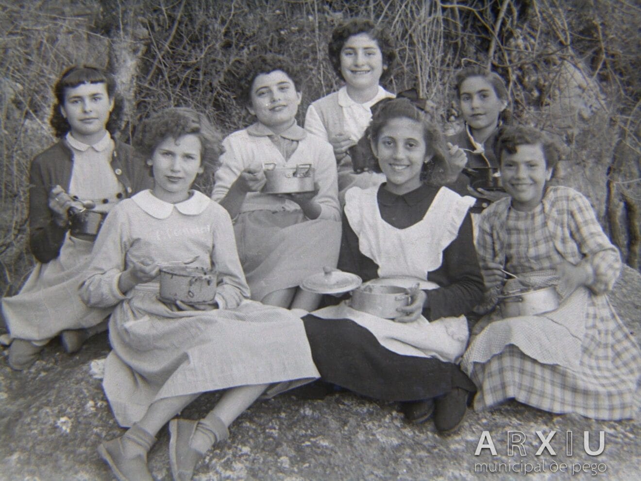 Grupo de niñas sujentando su crosta hacia 1955 - Arxiu Municipal de Pego