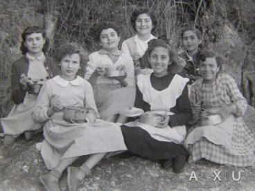grupo de ninas sujentando su crosta hacia 1955 arxiu municipal de pego