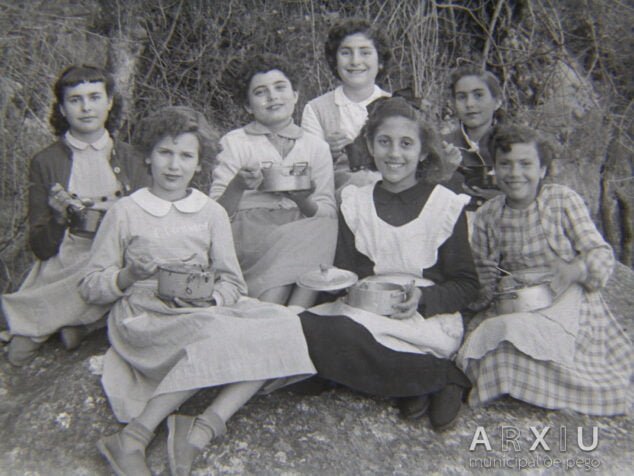 Imagen: Grupo de niñas sujentando su crosta hacia 1955 - Arxiu Municipal de Pego