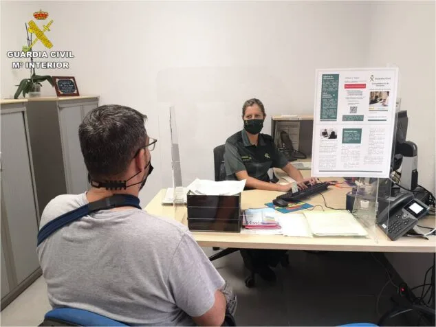 Imagen: Atención en un puesto de la Guardia Civil