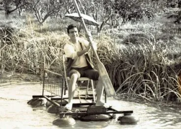 Ingeniosa embarcación construida de la época para recorrer el rio Bullent