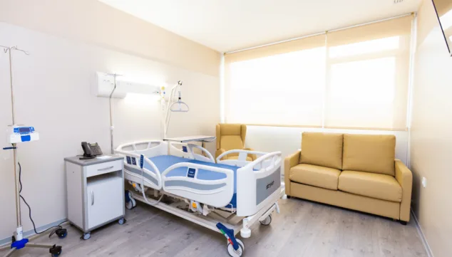 helle und geräumige einrichtungen im krankenhaus hcb denia