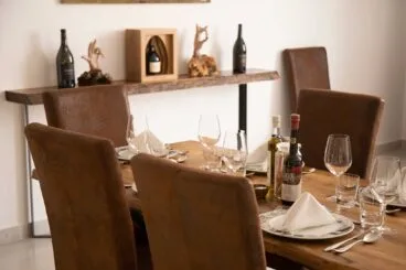 Mesas del interior del restaurante El Racó de la Xara