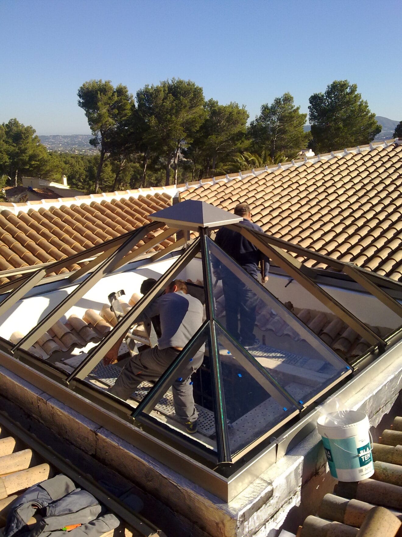 Montaje de pirámides de cristal de Alucardona