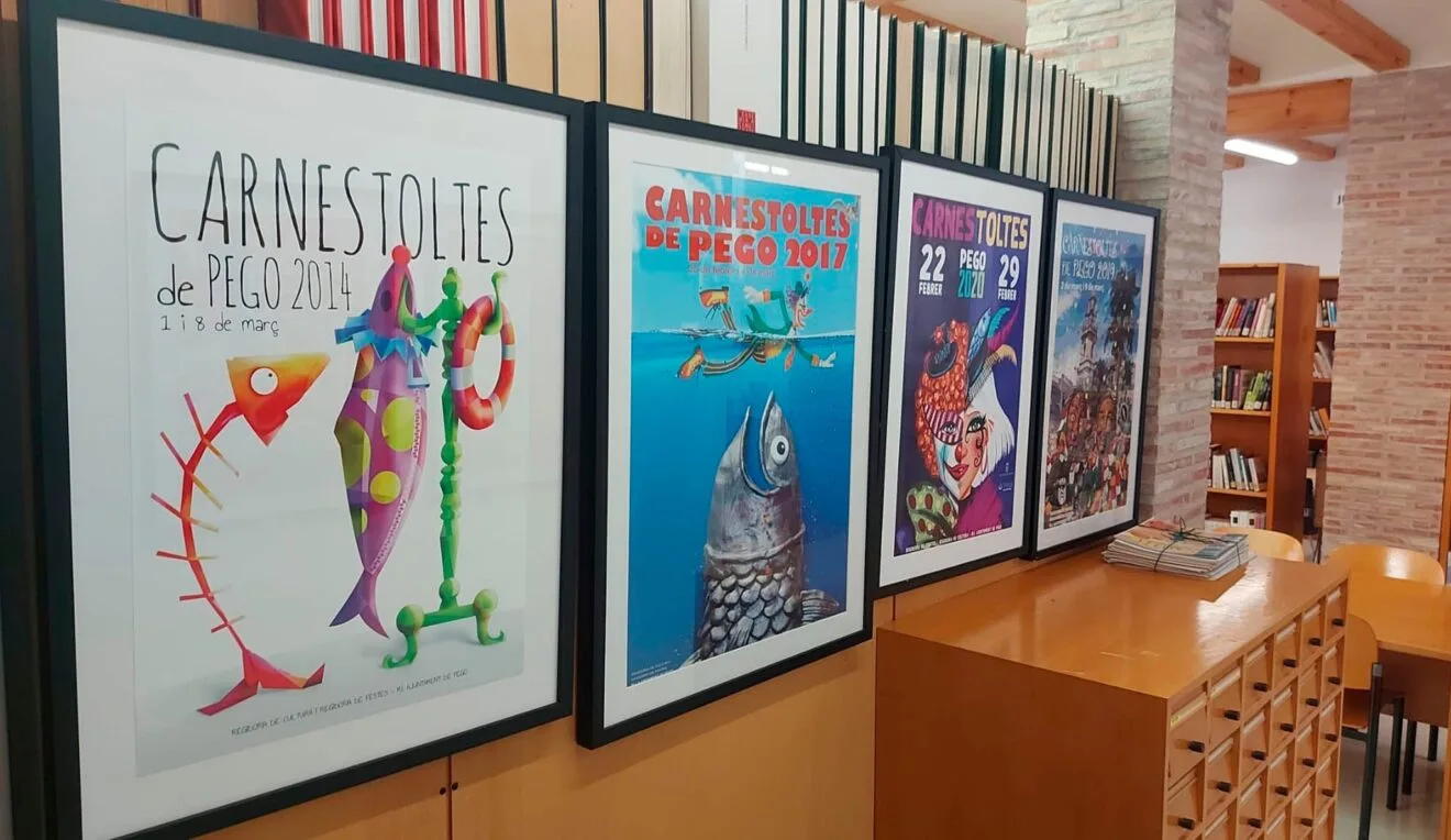 Muestra de carteles de Carnestoltes en la Biblioteca y Casa de Cultura de Pego