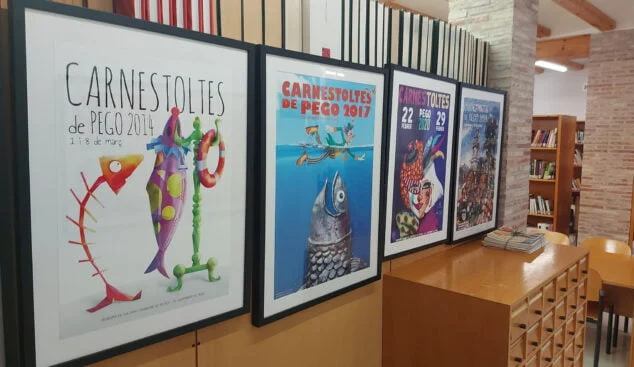 Imagen: Muestra de carteles de Carnestoltes en la Biblioteca y Casa de Cultura de Pego