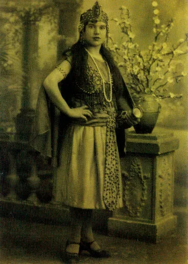 Mujer disfrazada para el Carnaval de 1931 – Arxiu Municipal de Pego