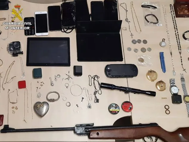 Imagen: Objetos sustraidos por las personas detenidas e investigadas por robar en Ondara y Pedreguer