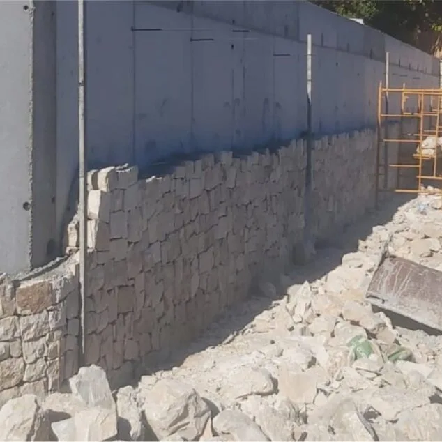 Héctor Morales: "Un muro bien ejecutado, fuerte y con una imagen final típica de Teulada Moraira" 1 Imagen: obras muro de ampolla moraira