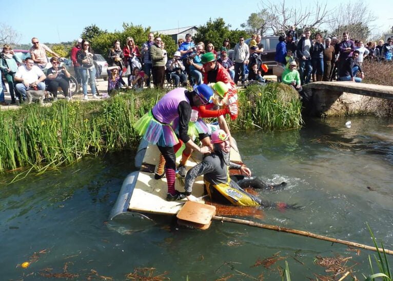 Participante cayendo al rio Bullent