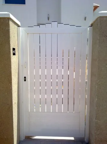 Puerta cancel de Alucardona