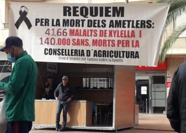 Recogida de firmas contra el plan de erradicación en la Fira de Tot Sants de Cocentaina