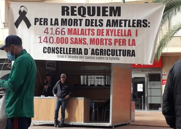 Imagen: Recogida de firmas contra el plan de erradicación en la Fira de Tot Sants de Cocentaina