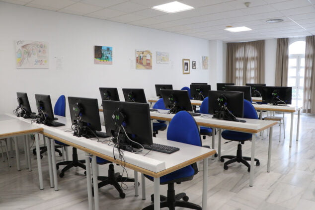Imagen: Sala de informática de la Casa de Cultura calpina