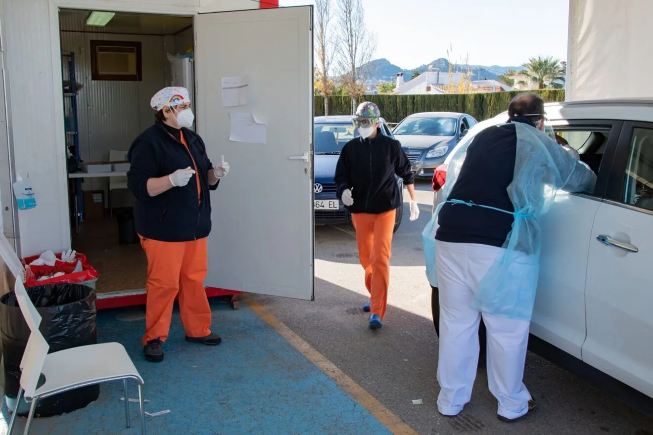 Sanitarios realizando pruebas PCR en el Hospital de Dénia