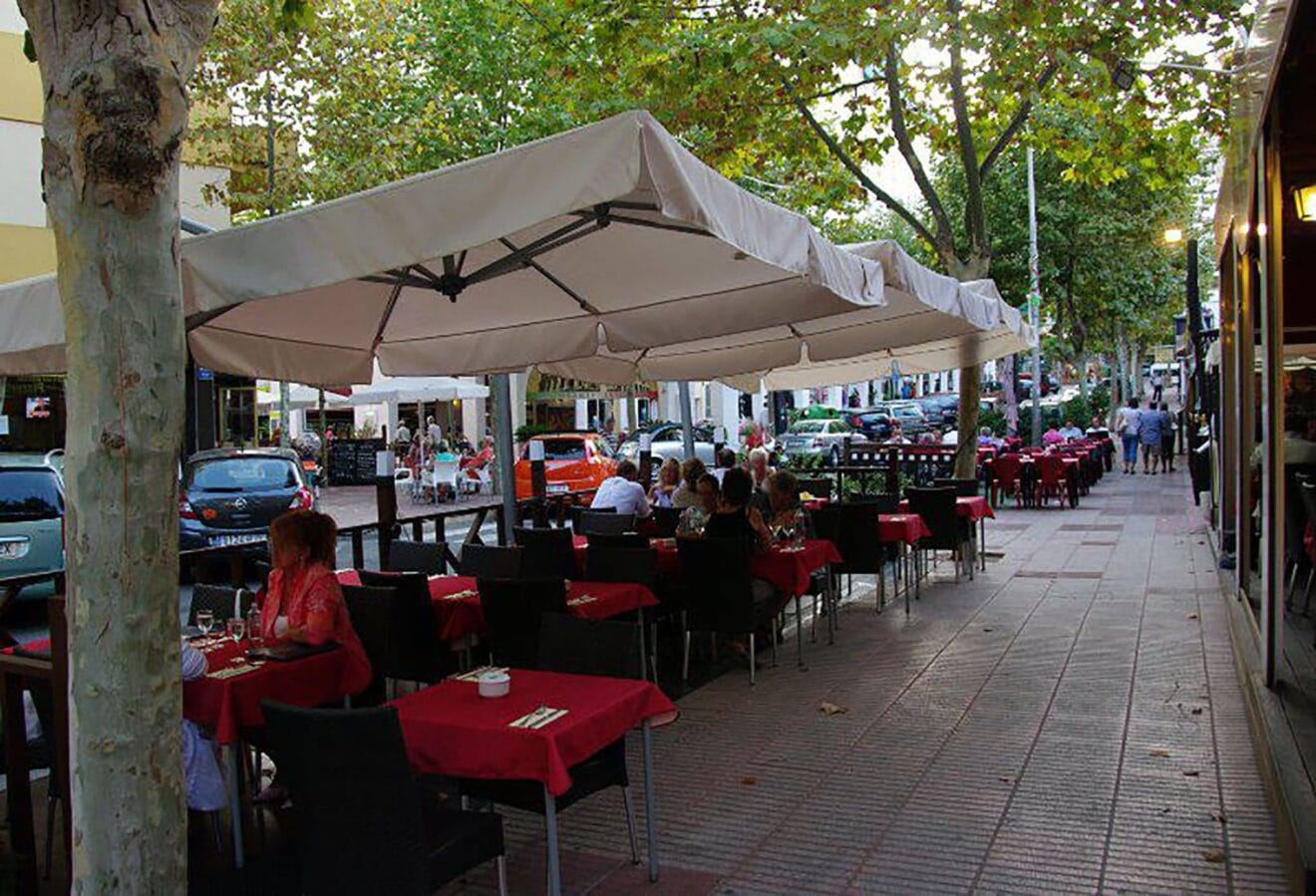 Terraza en una de las calles de Calp