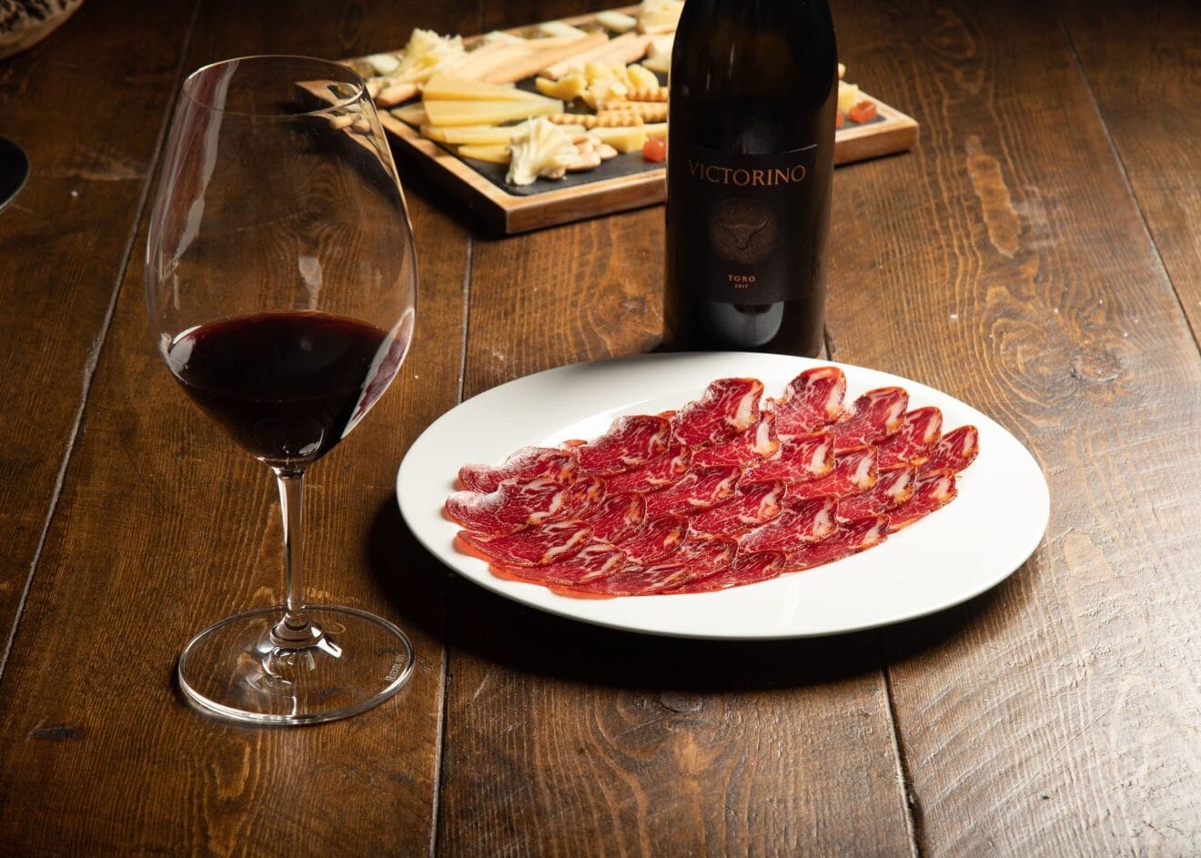 Toma una tapa con una copa del mejor vino en El Racó de la Xara