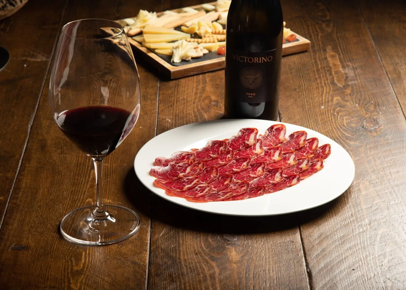 Toma una tapa con una copa del mejor vino en El Racó de la Xara