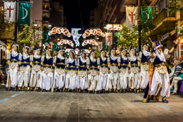 una fila de las fiestas de moros y cristianos de calp
