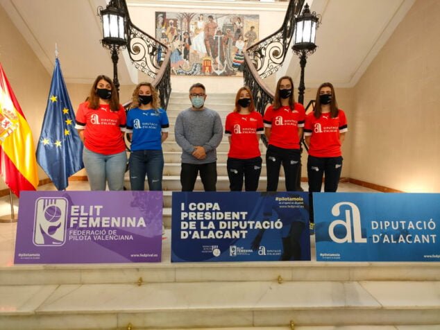 Imagen: Acto de presentación de la I Copa President de la Diputació d’Alacant de raspall d’Elit Femenina