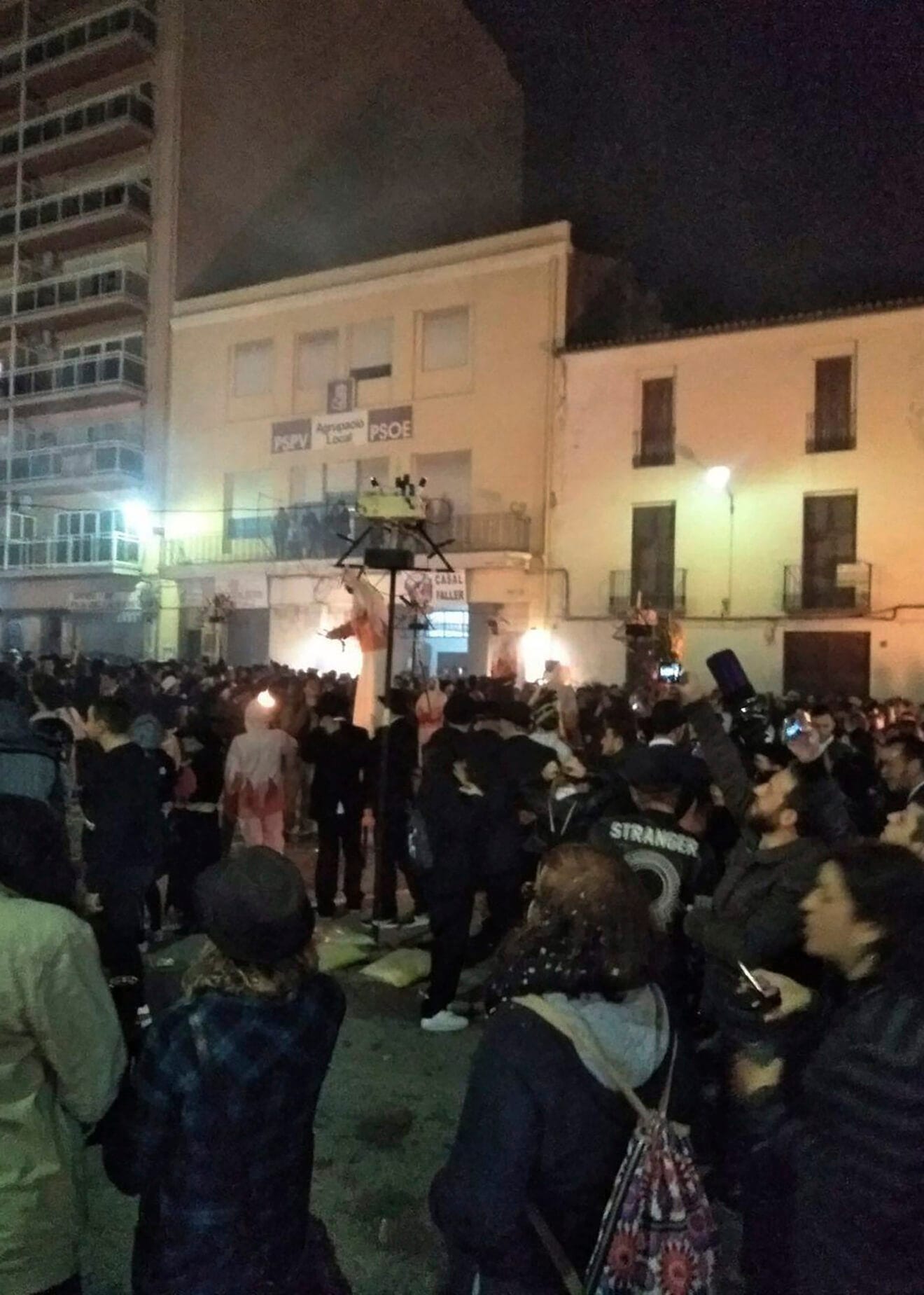 Ambiente en el Pla de la Font tras el desfile del Enterro de la Sardina