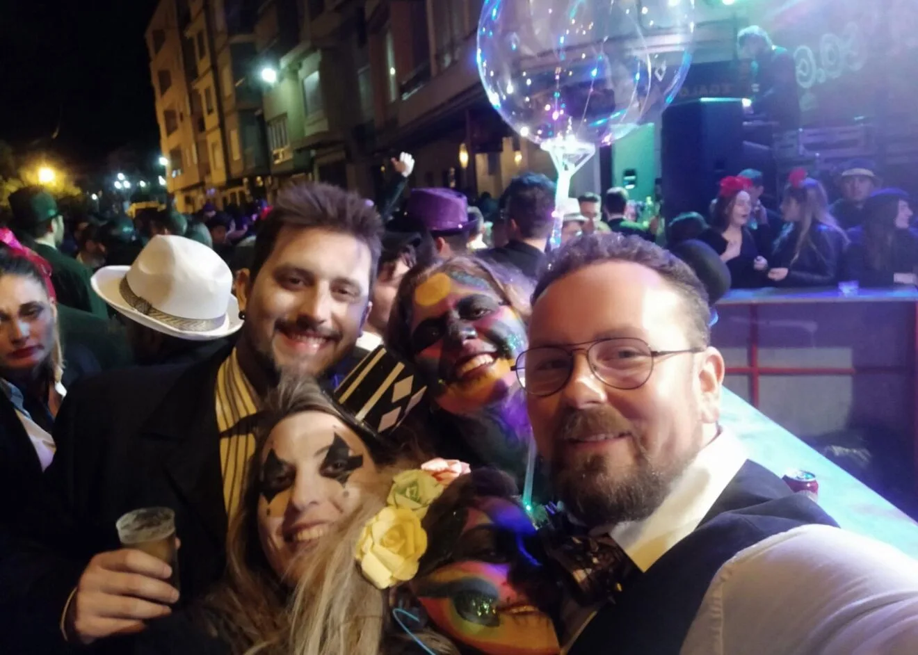 Amigos en la noche de Pinyata