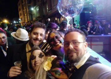 Freunde bei der Pinyata-Nacht