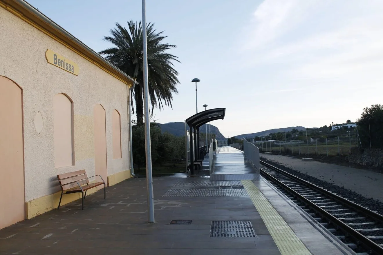 Andén en la estación de TRAM Metropolitano en Benissa