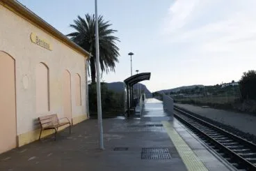 Andén en la estación de TRAM Metropolitano en Benissa