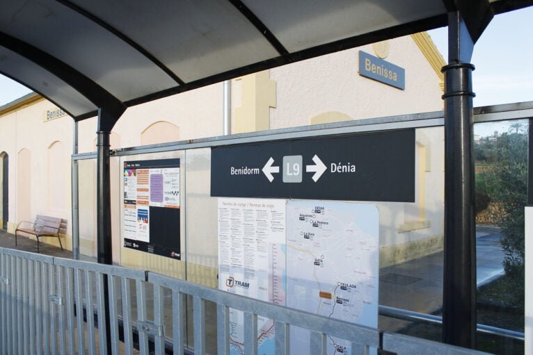 Carteles informativos en la estación de tren de Benissa