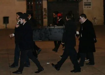 Gruppe von Freunden mit ihrem Pinyata