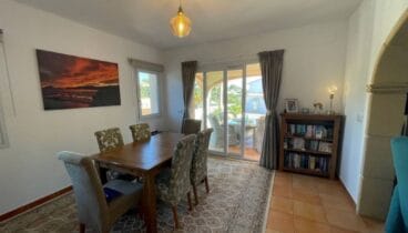 Comedor de la villa con salida a la terraza