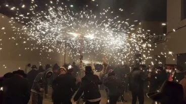 Correfocs in der Nacht von Pinyata de Pego