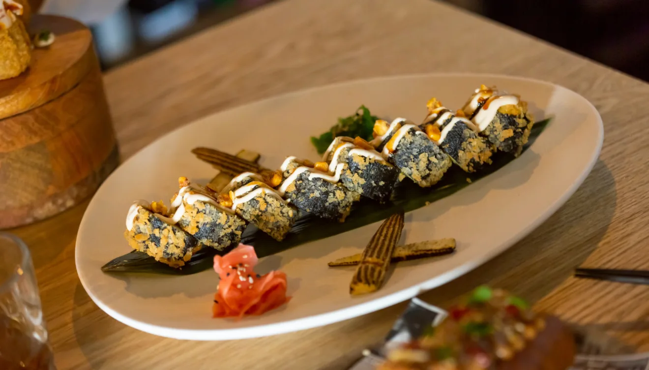 Crispy Roll peruanos con pollo asado, mazorca a la llama y ají amarillo