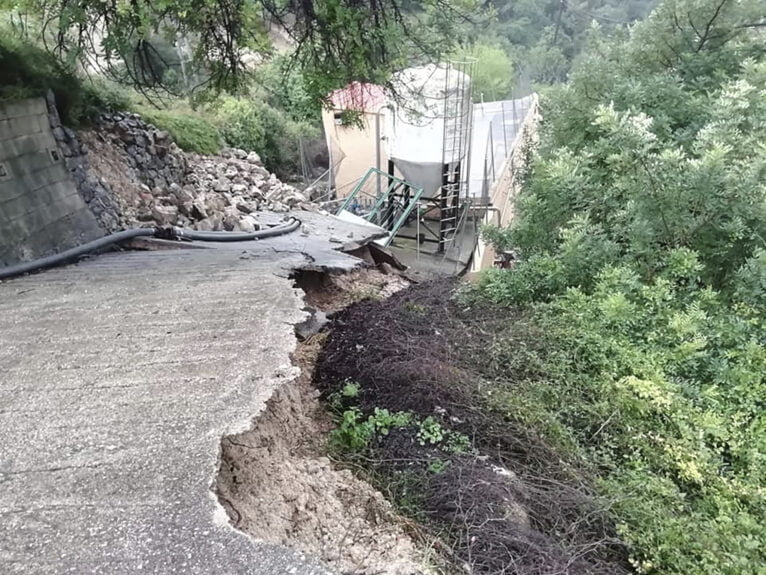 Desprendimiento en la carretera cortada de la Vall de Laguar