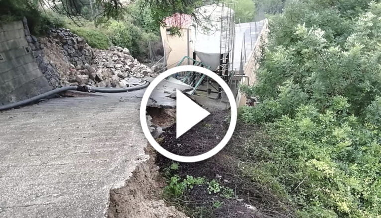 Desprendimiento en la carretera cortada de Laguar