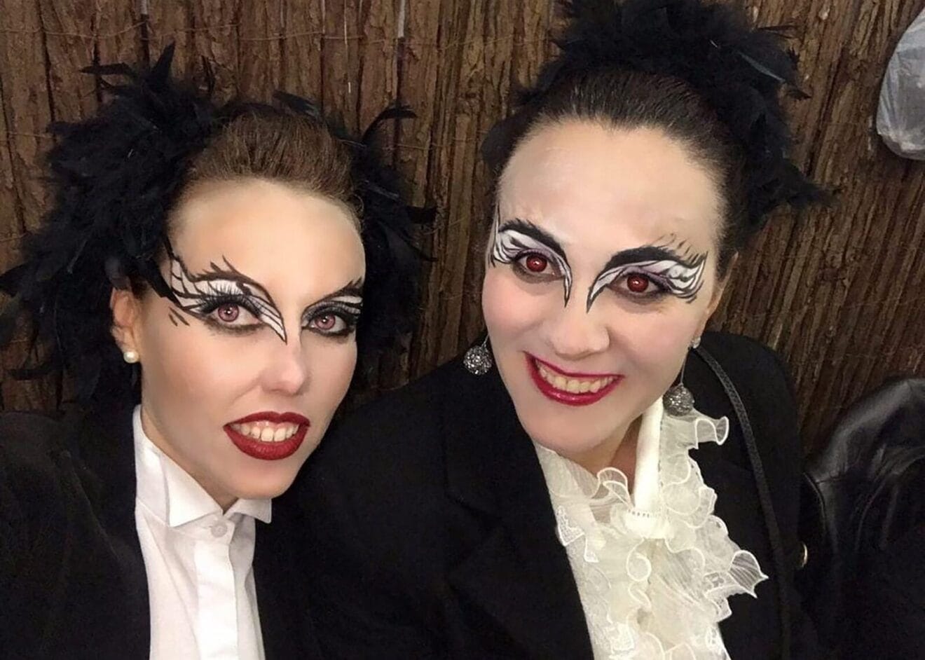 Disfraz de cisne negro en el Enterro de la Sardina en Pego