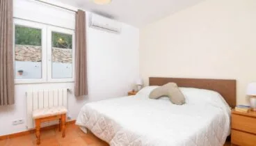 Dormitorio con cama de matrimonio