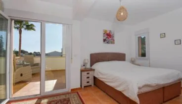 Dormitorio de la villa con salida a la terraza
