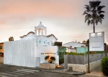 Entrada del restaurante Quique Dacosta