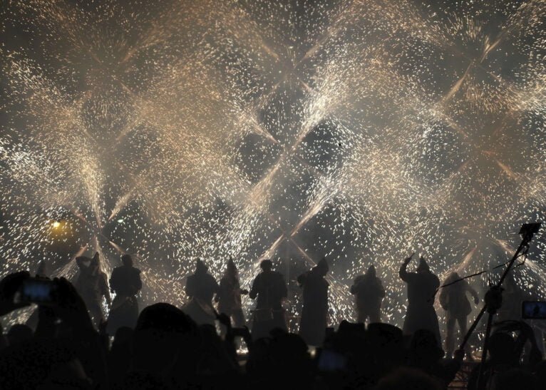 Espectadores en el correfocs durante la Pinyata