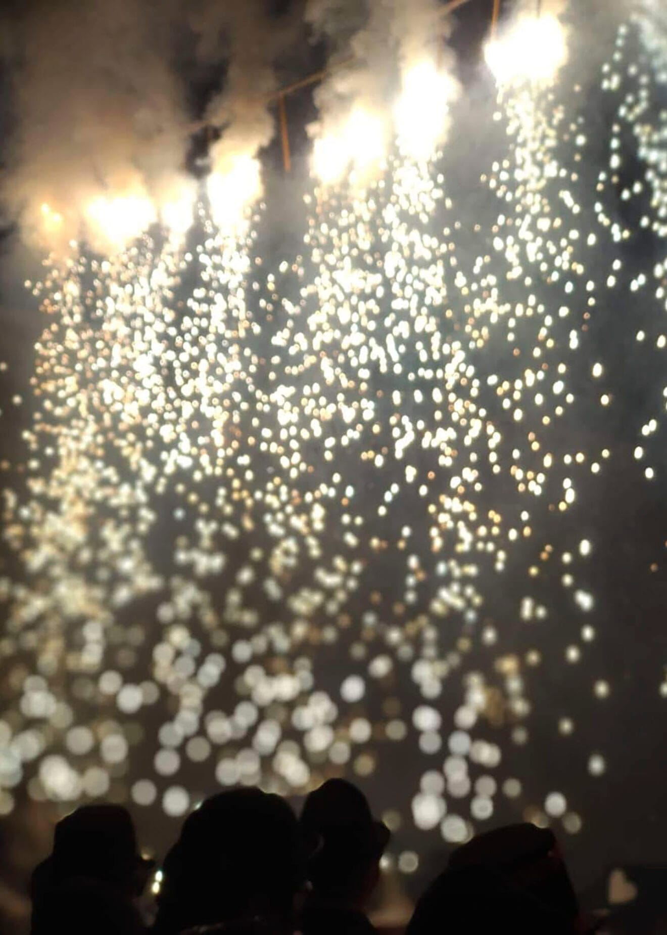 Espectantes ante los fuegos artificiales